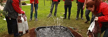 Gruppe baut einen Teich